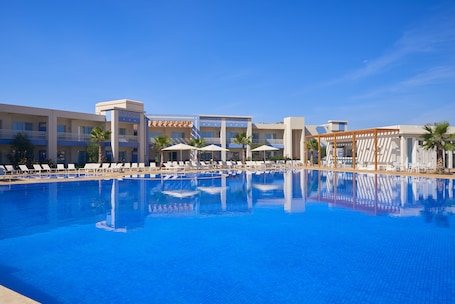 2 piscinas al aire libre, sillones reclinables de piscina. Radisson Blu Resort, Saidia Garden
