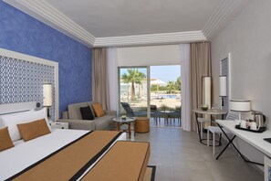 Een minibar, een kluis op de kamer, een bureau, geluiddichte muren