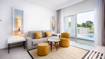 Suite junior, frente al mar | Minibar, caja de seguridad en la habitación y escritorio