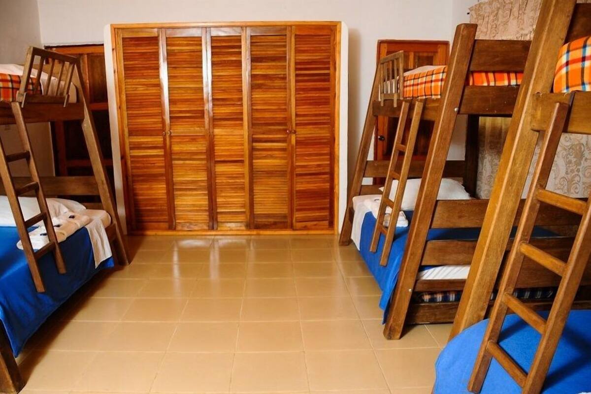 Quarto família | Escrivaninha, ferros/tábuas de passar roupa