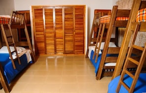Phòng dành cho gia đình | Bàn, bàn ủi/dụng cụ ủi quần áo, giường gấp/giường phụ (phụ phí)