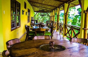 Phục vụ bữa sáng, bữa trưa, bữa tối, đặc sản địa phương