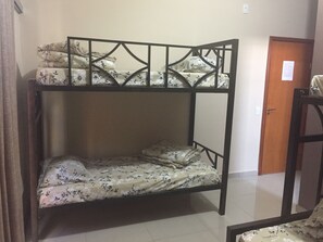 Quarto (Up to 5 People/Até 5 Pessoas) | Wi-Fi de cortesia, roupa de cama, acesso para cadeiras de rodas