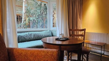 Comfort Room, 2 Twin Beds | 1 bedroom, minibar, in-room safe, desk