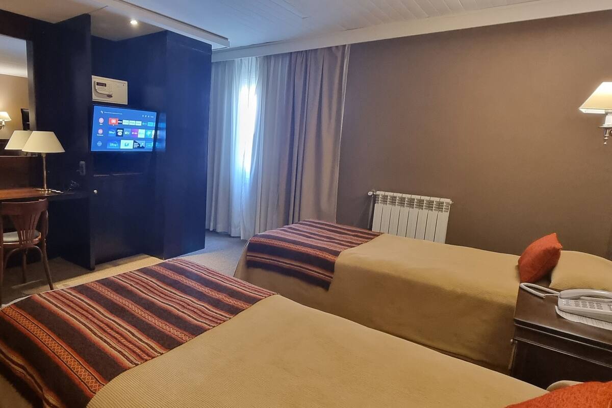 Frigobar, cofres nos quartos, escrivaninha, Wi-Fi de cortesia