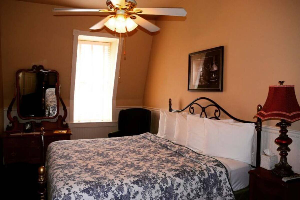 Standard Double Room, Ensuite, Mountain View (Third Floor King )