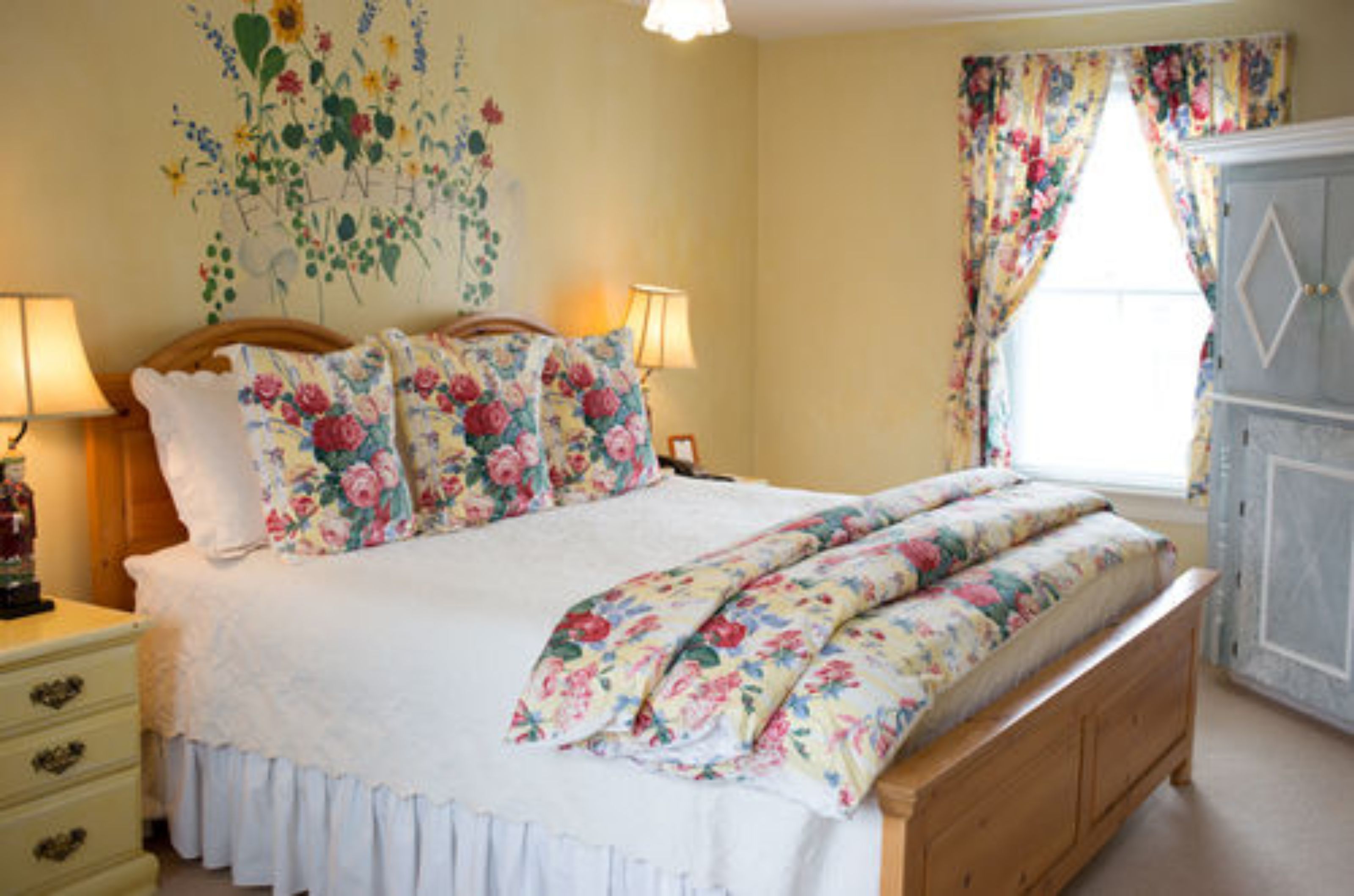 room, private bathroom (queen room) | individually decorated, individually furnished, iron/ironing board