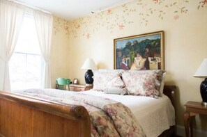 Room, 1 Queen Bed | Individually decorated, individually furnished, iron/ironing board - Admiral Fitzroy Inn (Newport)