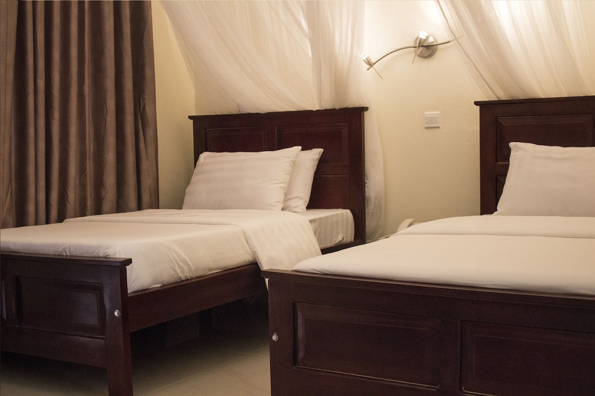 Deluxe Twin kamer | Een minibar, een kluis op de kamer, een bureau, gratis wifi