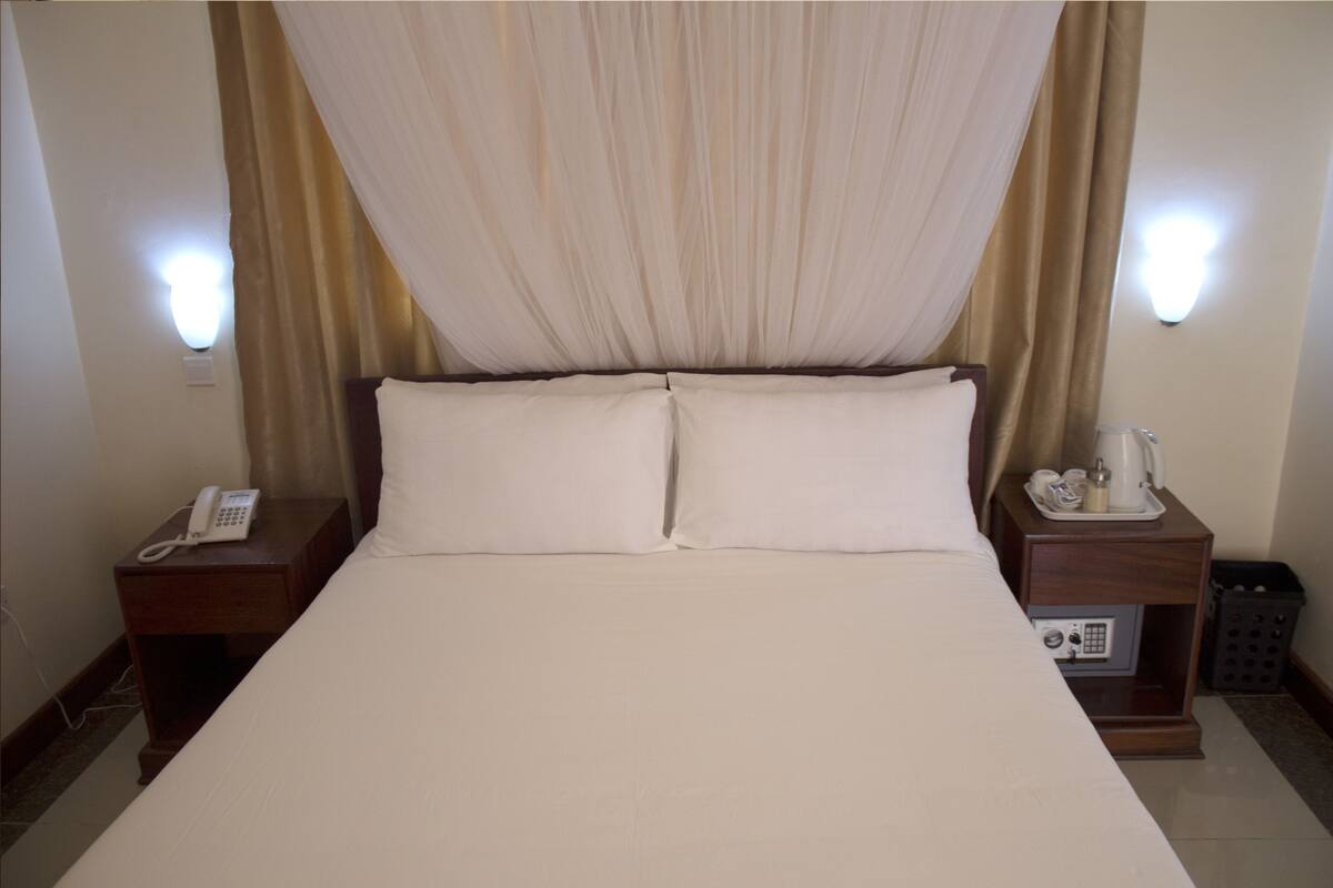 Deluxe Double Room | Minibar, in-room safe, desk, WiFi (free)