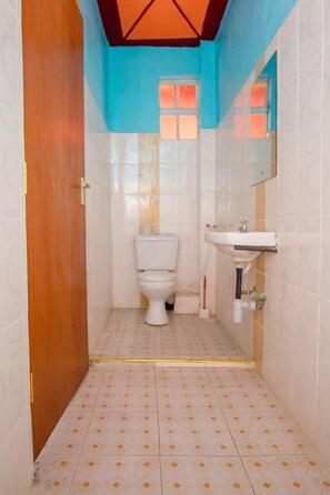 Shower, free toiletries, slippers, towels