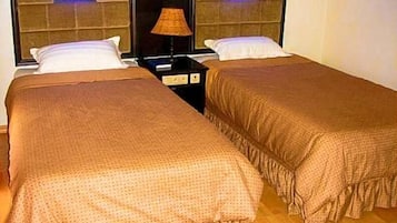 Standard Twin Room | Desk, free WiFi