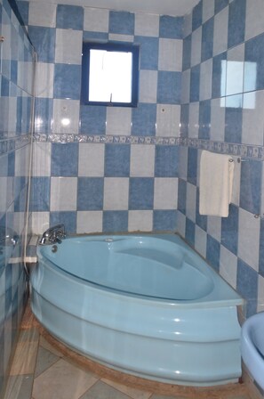 Suite | Bathroom | Shower, free toiletries, towels