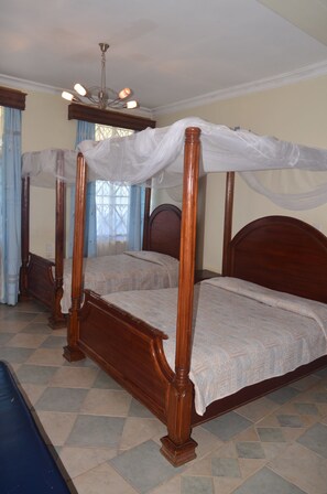 Standard Twin Room | Desk, free WiFi