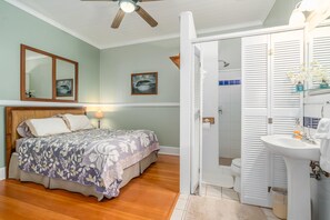 Habitación doble económica, baño en la habitación (Bamboo Room) | Camas con pillow-top, tabla de planchar con plancha y wifi gratis