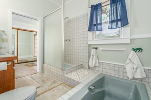 Standard-Vierbettzimmer, mit Bad (Hawaiian Room) | Pillowtop-Betten, Bügeleisen/Bügelbrett, kostenloses WLAN, Bettwäsche