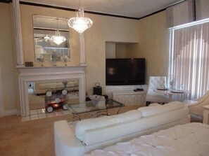 Suite, baño privado (Diamonds and Pearls Luxury Suite) | Ropa de cama de alta calidad y tabla de planchar con plancha 