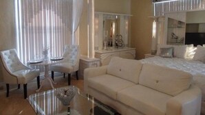 스위트, 전용 욕실 (Diamonds and Pearls Luxury Suite) | 고급 침구, 다리미/다리미판, 무료 WiFi, 침대 시트