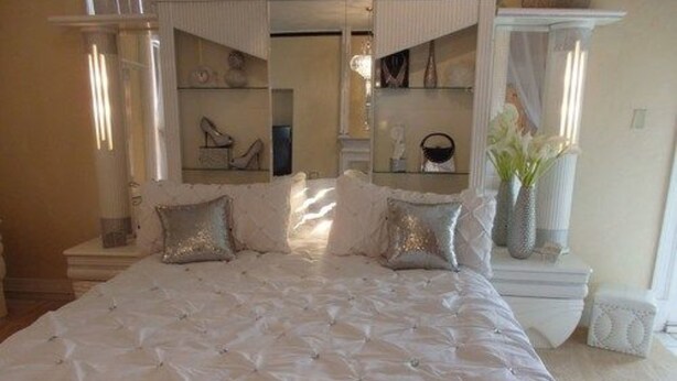 스위트, 전용 욕실 (Diamonds and Pearls Luxury Suite) | 고급 침구, 다리미/다리미판, 무료 WiFi, 침대 시트