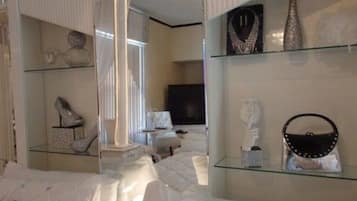 套房, 私人浴室 (Diamonds and Pearls Luxury Suite) | 高級寢具、熨斗/熨衫板、免費 Wi-Fi、床單