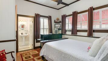 The World Traveler Room | Desk, iron/ironing board, free WiFi