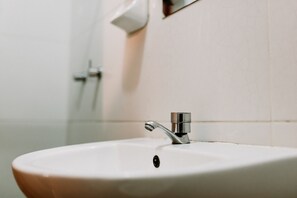 Shower, free toiletries, towels - Hostal Pachacuteq Inn (Cusco)