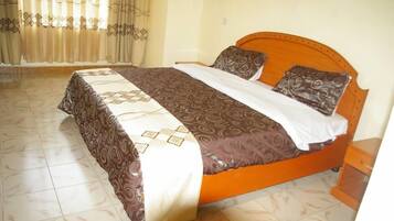 Desk, soundproofing, free WiFi