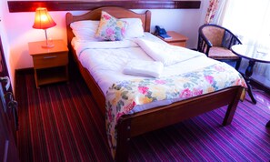 Quarto casal ou duplo standard, sacada | Cofres nos quartos, escrivaninha, Wi-Fi de cortesia