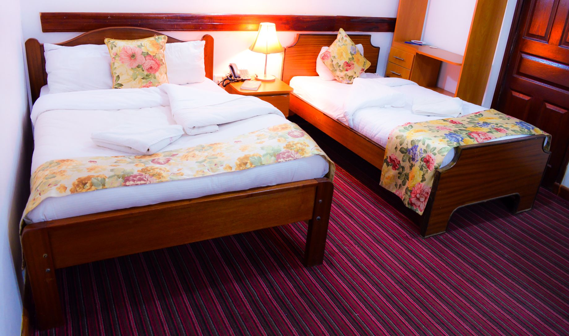 غرفة كلاسيكية مزدوجة أو بسريرين منفصلين - بشرفة | خزنة داخل الغرفة ومكتب وواي فاي مجانًا