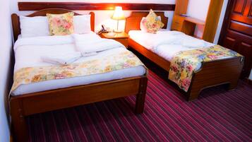 Standard Double or Twin Room, Balcony | Peti besi dalam bilik, meja, Wi-fi percuma