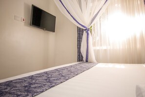 In-room safe, desk, free WiFi