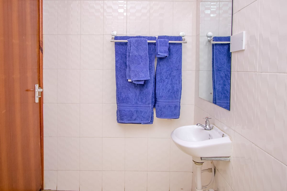 shower, free toiletries, towels