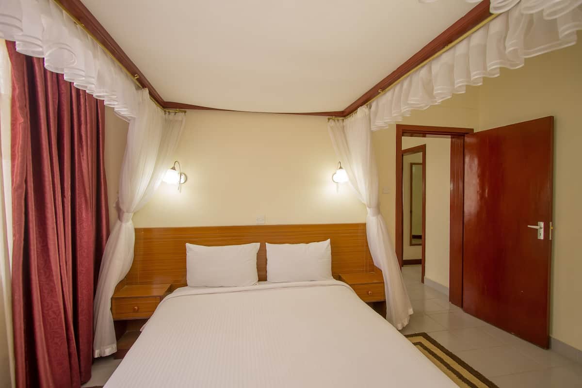 Family Room | Desk, free WiFi