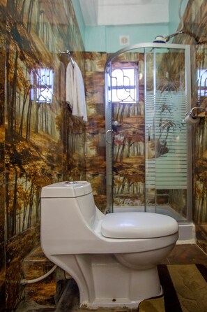 Deluxe Double Room | Bathroom | Shower, free toiletries, towels