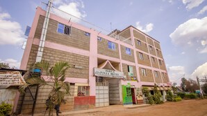 Un edificio de varios pisos con un cartel que dice 'Stop's Villa Hotel' y una entrada visible.