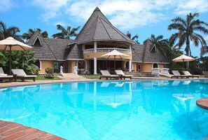 Outdoor pool - Sunset Villa Diani (Diani Beach)