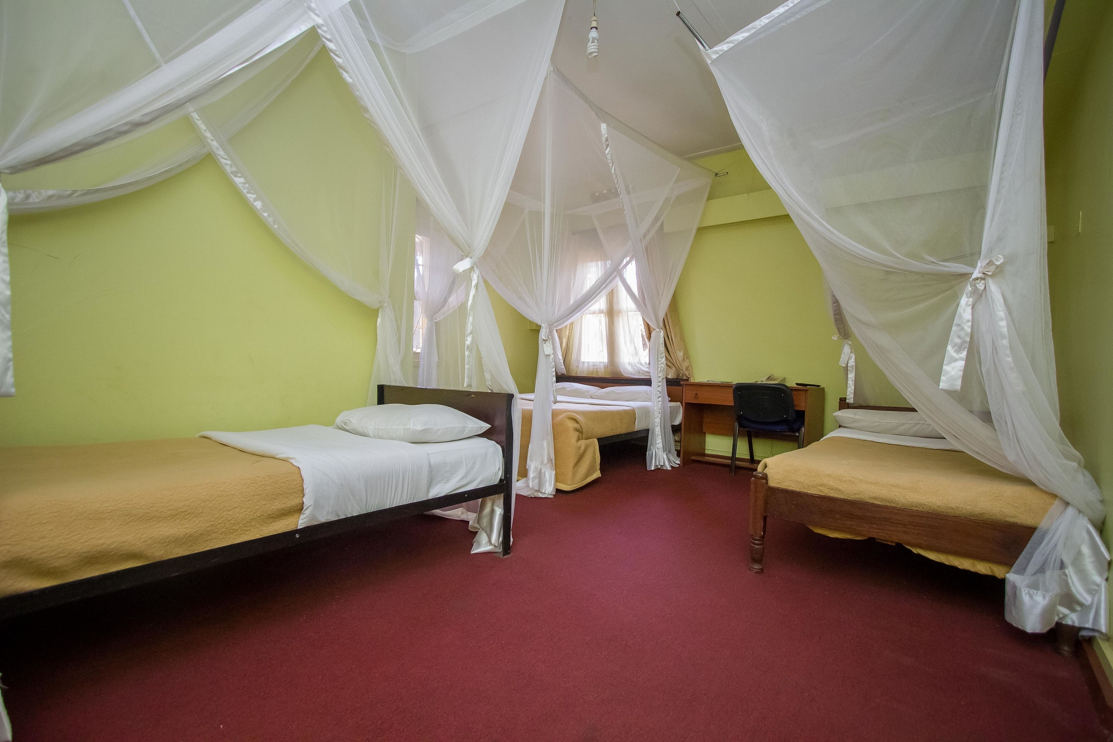 Family Room | Desk, free WiFi