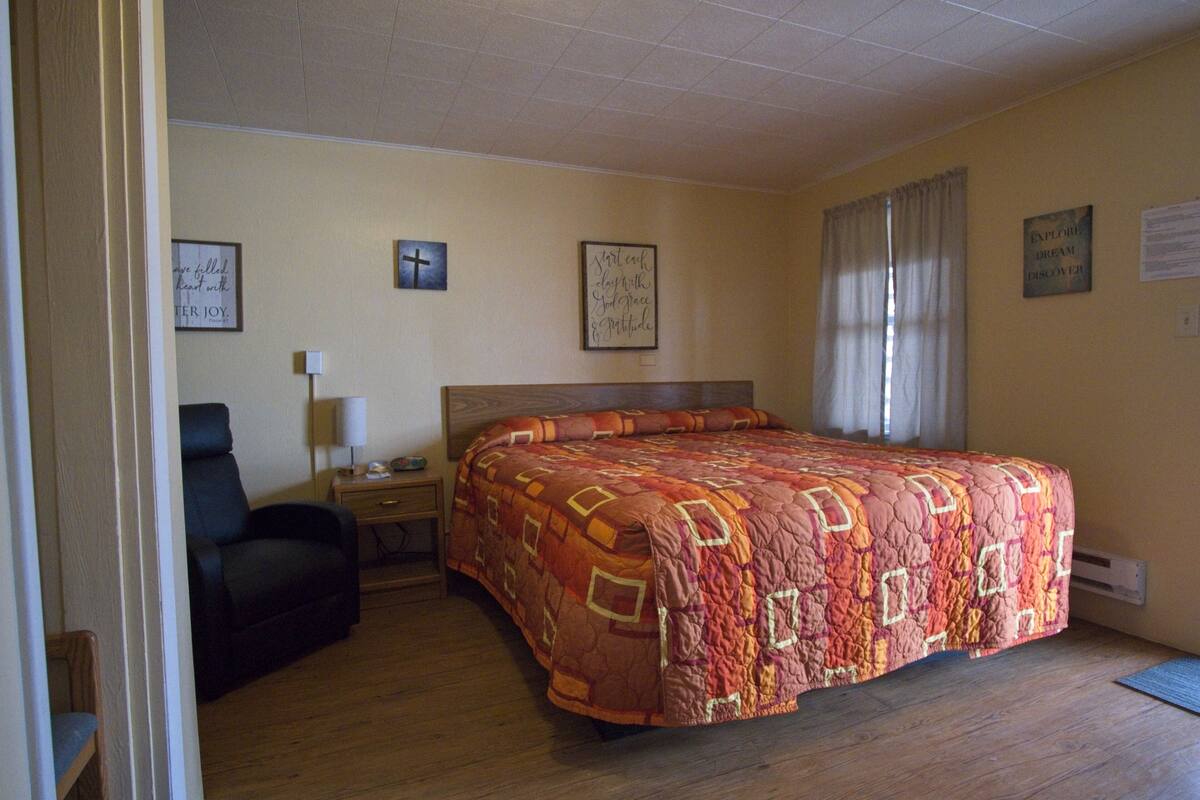 Business Single Room, 1 King Bed, Non Smoking | WiFi (free), bed sheets