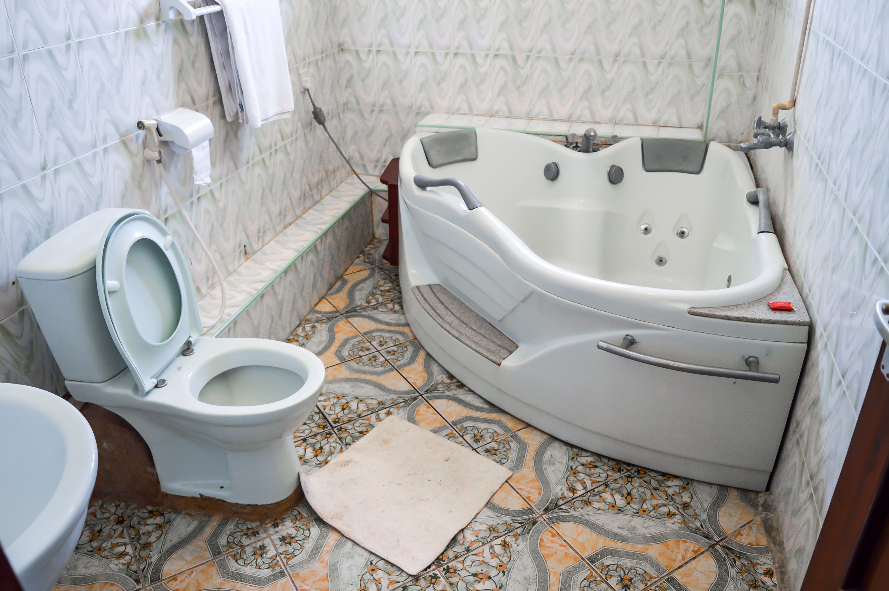 Badrum | Dusch, gratis toalettartiklar, tofflor och handdukar