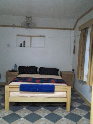 Quarto casal standard | Escrivaninha, Wi-Fi de cortesia