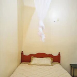 Een bureau, gratis wifi, beddengoed