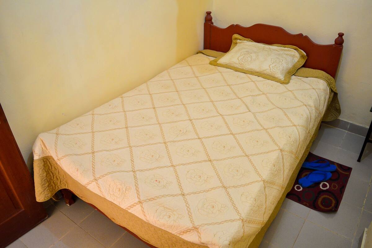 Standard Double Room | Desk, WiFi (free), bed sheets