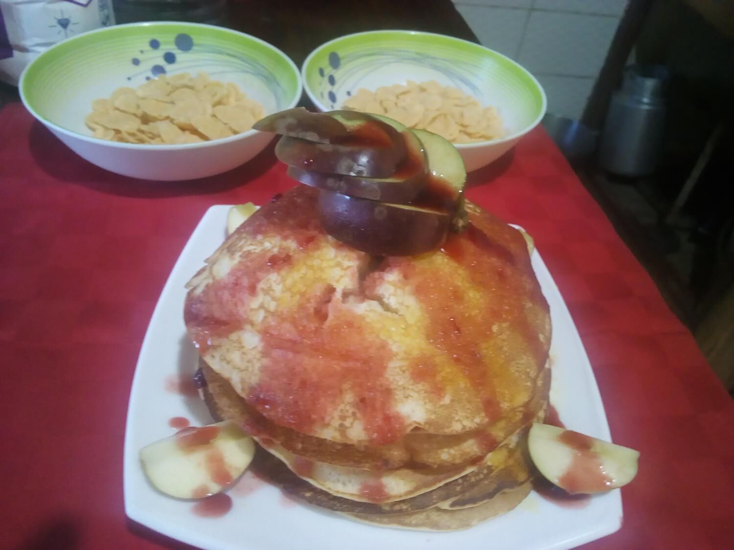 Un postre sobre un plato blanco con mantel rojo.
