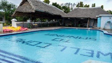 Una piscina al aire libre