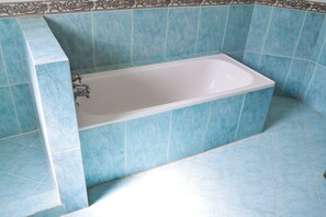 Shower, free toiletries, towels