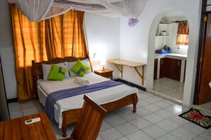 Desk, free WiFi - Sanana Conference Center and Holiday Resort (Mombasa)