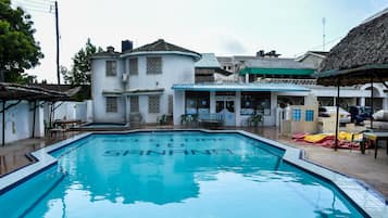 Una piscina al aire libre