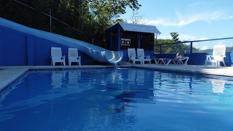 Una piscina al aire libre