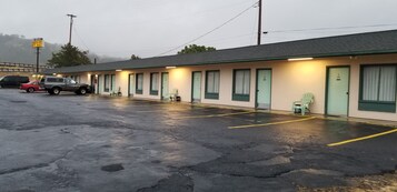 Fachada de la propiedad por la tarde o noche