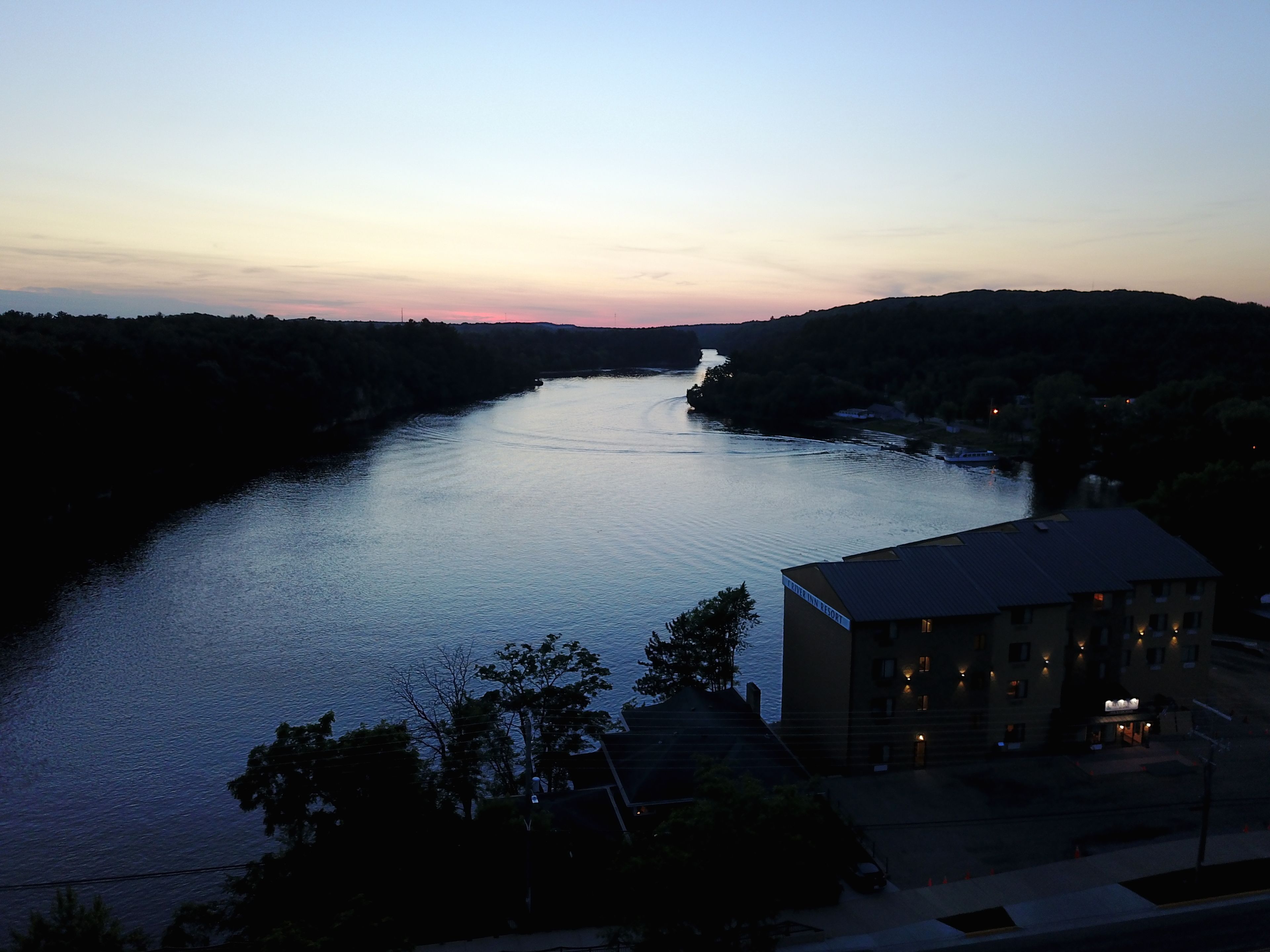 A river with a building labeled "Hotel Inn Resort" on the right.